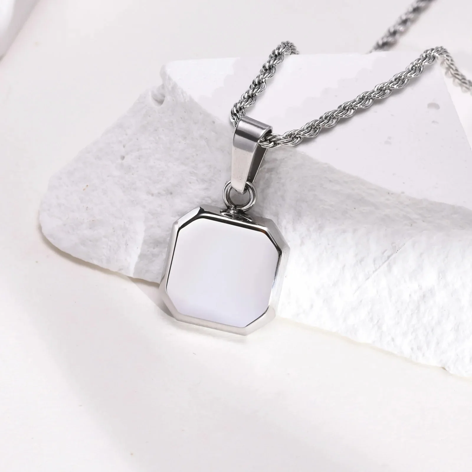 Colar Masculino com Pingente de Letra Inicial em Aço Inoxidável - Image 3